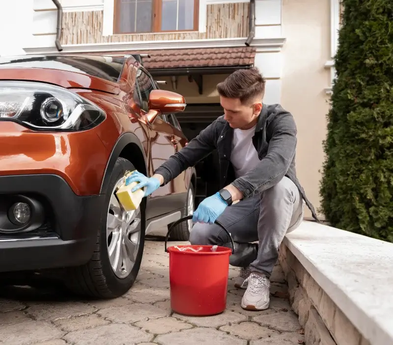Lavage auto à domicile La Trinité-Porhoët : professionnel intervenant sur un véhicule